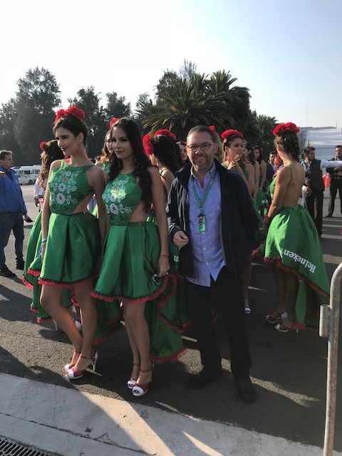 Omar Alvarez / @omarketingf1 y las Grid Girls del GP de México 2017. Foto: Maria Jose Alvarez.