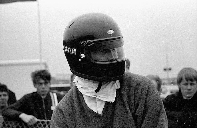 Dan Gurney Primer casco cerrado en la F1. @omarketingf1