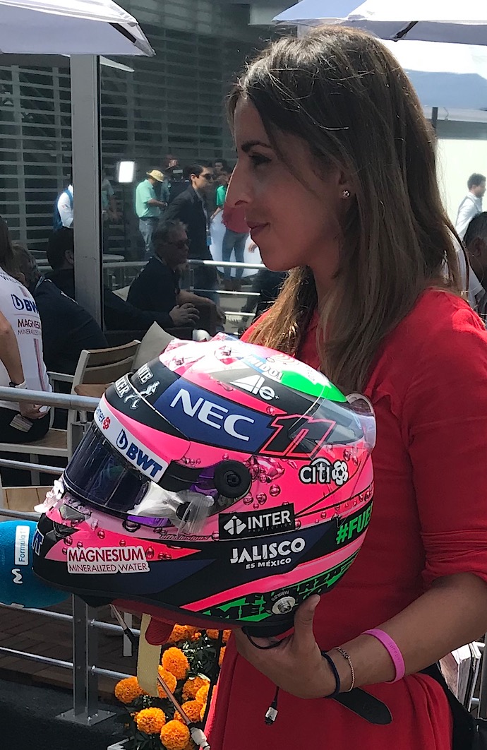 Noemi de Miguel mostrando el casco de Checo Pérez GP México Foto:@omarketingf1