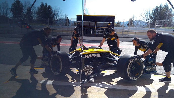 nico hulkenberg graining renault rs18 carlos sainz montmelo test barcelona 2018