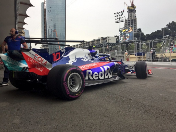 Los pilotos de Toro Rosso se estrenan en Bakú 