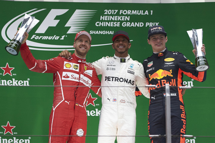 Aunque este año el GP chino es el tercero en el calendario, el año pasado fue el segundo tras Australia así que perduraba en las retinas de todos el overcut de Vettel a Hamilton y, el alemán de Ferrari, mandaba en el campeonato antes de disputarse este GP de China.  