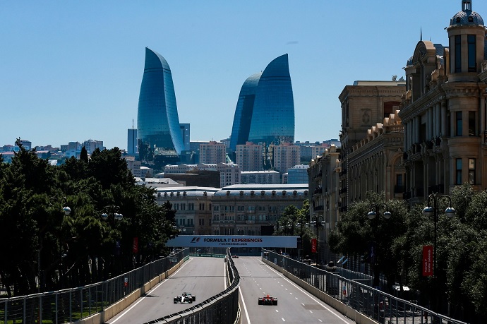 Mercedes tratará de doblegar a Ferrari en las calles de Baku