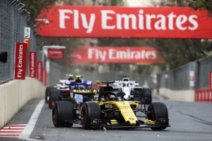 Sainz roza el podio y Hülkenberg acaba en desastre en Bakú