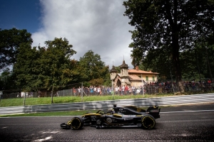 sabado-en-italia-renault-sainz-7o-en-su-cumpleanos-delante-de-hulkenberg