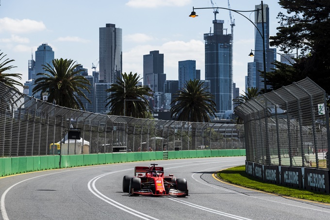 Viernes en Australia - Ferrari, cuesta arriba por las calles de Melbourne