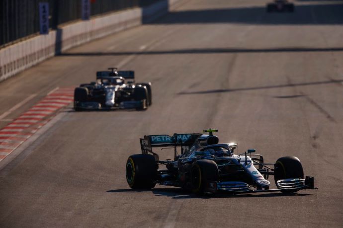 Crónica: Cuarto doblete de Mercedes en F1 2019 y Bottas implacable en Bakú