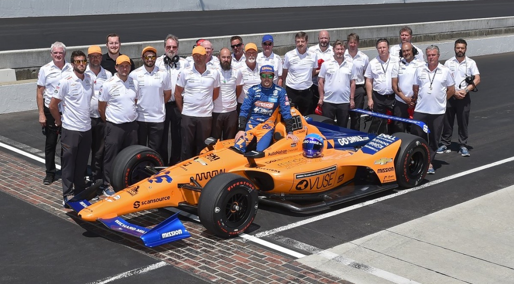 Tras el fracaso de la Indy, Alonso ya piensa en otros retos mientras que en McLaren ruedan cabezas