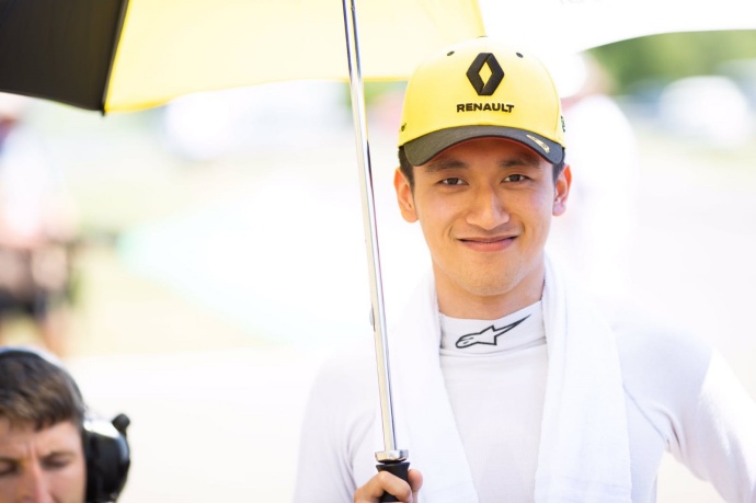 Pole y récord para Zhou en Silverstone