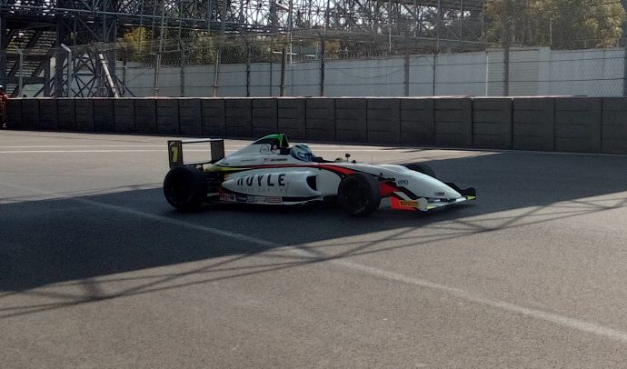 Jak Crawford vence en la primera carrera de la gran final de la FIA F4 Nacam en la Ciudad de México