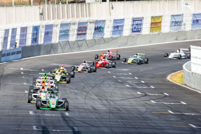 Noel Leon, ganador absoluto del GP de Puebla de la FIA F4 NACAM en México