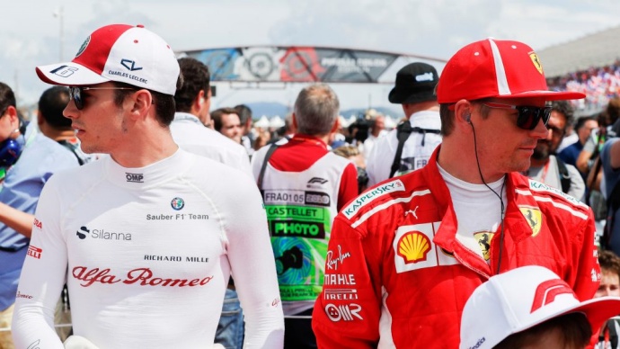 Briatore cree que Ferrari tardó demasiado en cambiar a Räikkönen por Leclerc