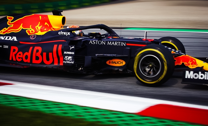 Red Bull, frustrado por verse detrás de Mercedes