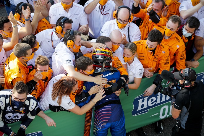 Domingo en Italia - McLaren: Sainz se queda a cuatro décimas de ganar la carrera, el segundo puesto sabe a poco