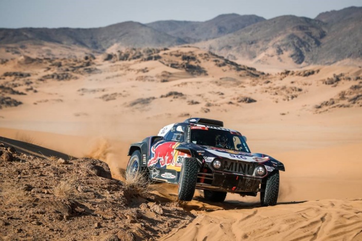 Dakar 2021 – Etapa 2: Al-Attiyah recupera tiempo y Peterhansel le quita el liderato a Sainz