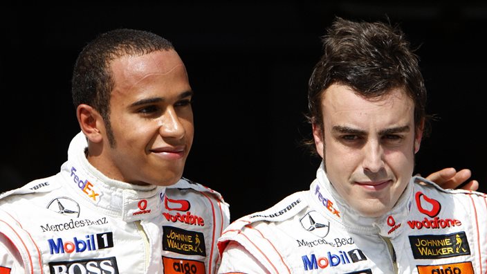 Alonso, respecto a la pregunta sobre quién es mejor: “Lewis y yo empatamos a 109 puntos. Esa es la respuesta"