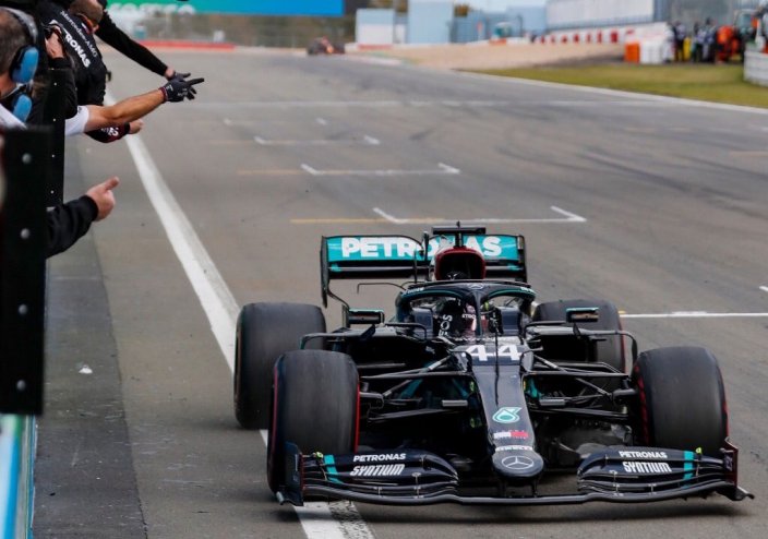 OFICIAL: Lewis Hamilton renueva con Mercedes para 2021