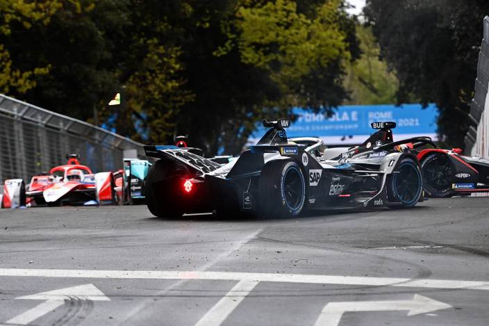 El ganador es Jean Eric Vergne (DS Techeetah), seguido por el inglés Sam Bird (Jaguar Racing) y su coequiper, el neozelandés, Mitch Evans (Jaguar Racing).