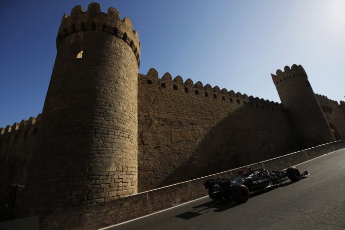 Sábado en Azerbaiyán – Mercedes y Hamilton recuperan terreno y partirán en 1ª fila