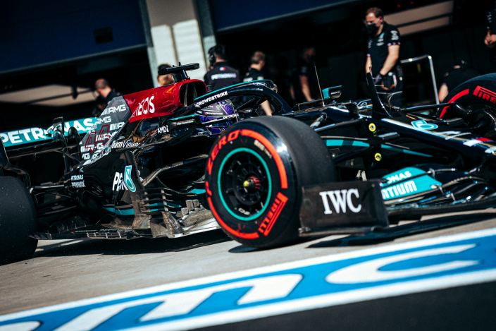 Lewis Hamilton con su Mercedes resulta el hombre más rápido en las FP2