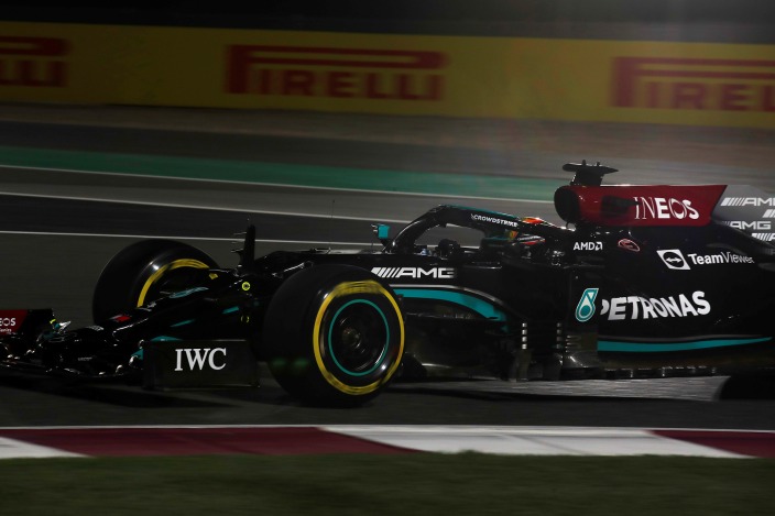 Hamilton gana en Qatar y Alonso regresa al podio