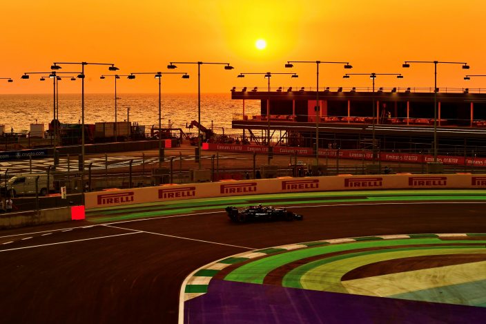Viernes en Arabia Saudí - Mercedes domina los libres en el circuito de Jeddah