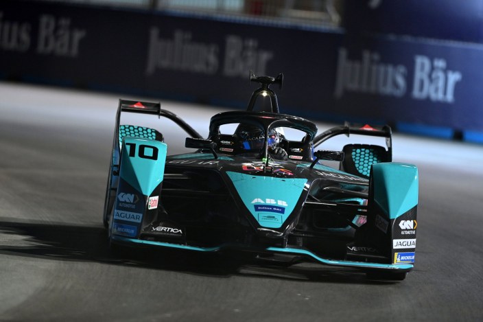 Nick De Vries gana la carrera 1 de #DiriyahEPrix