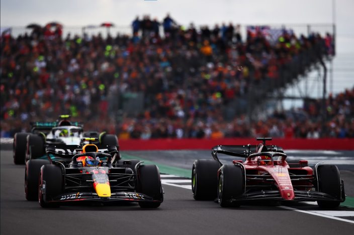 Domingo en Gran Bretaña – Red Bull rescata un podio con Pérez en una carrera alocada