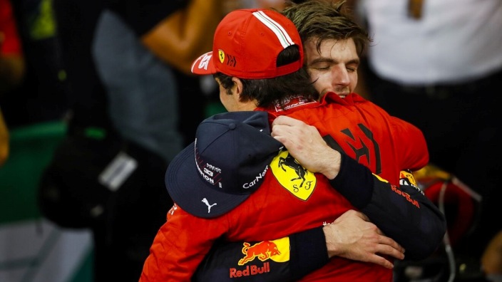 Sainz se rinde a Verstappen: “Se merece el título”