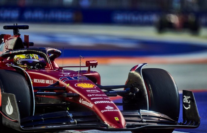 Sábado en Singapur – Ferrari, en la pole pero mirando de reojo a sus rivales